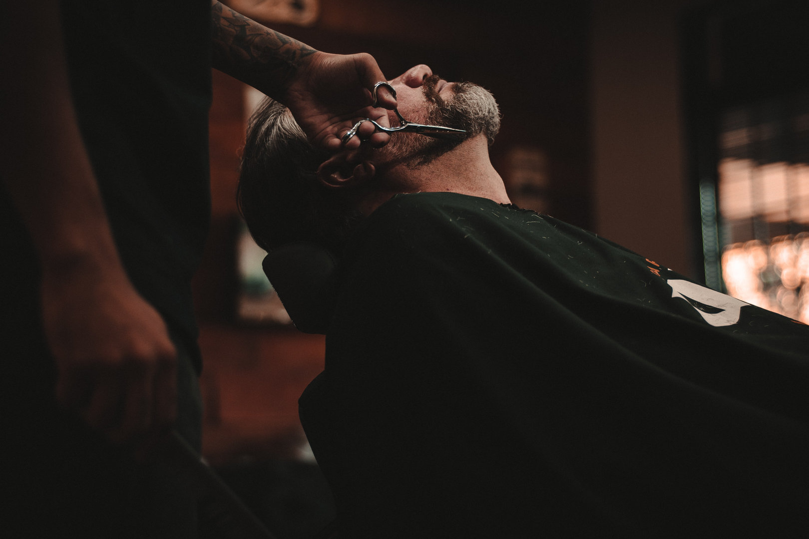 Barber przy pracy w salonie